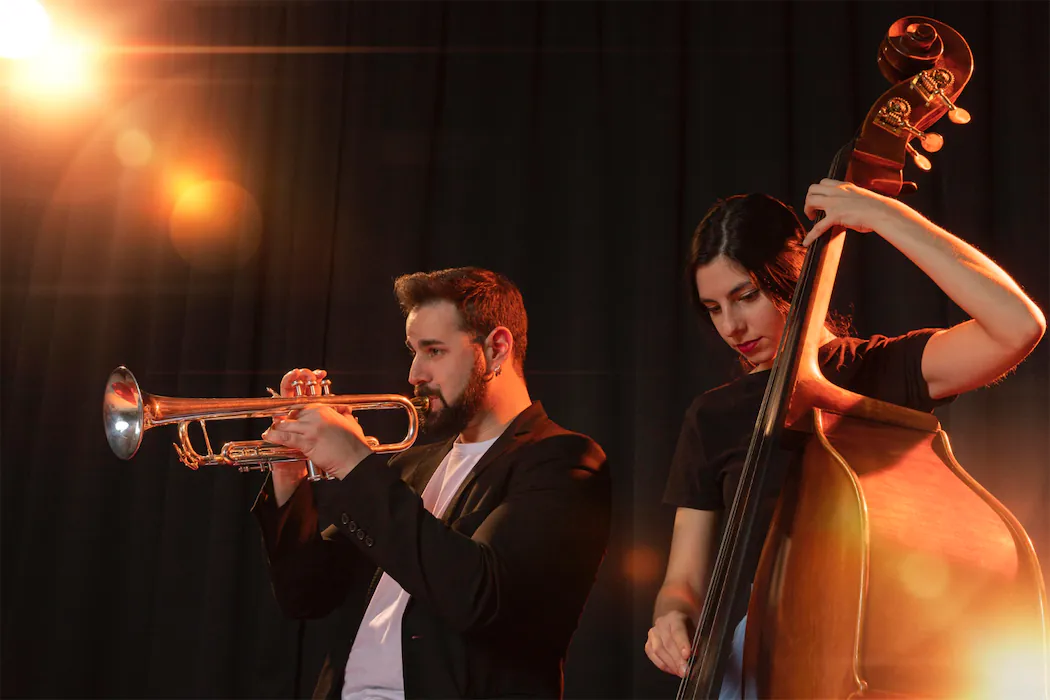 Two jazz musicians performing live in Madrid, enhancing the nightlife experience as part of Shin-Tours luxury tours